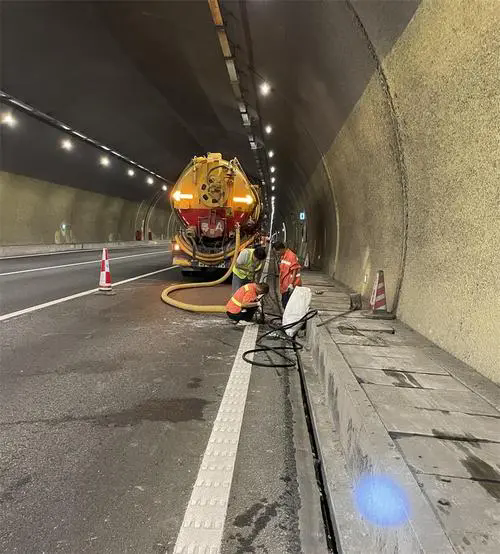 沈丘隧道排水渠清淤